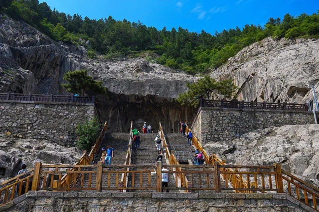 Longmen Grottoes in Luoyang